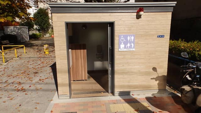 とちのき児童遊園 のトイレ入口写真