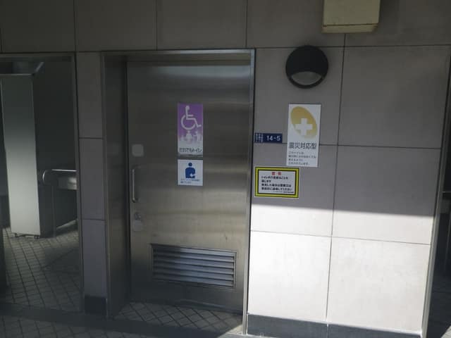 錦糸町駅前公衆便所 のトイレ入口写真
