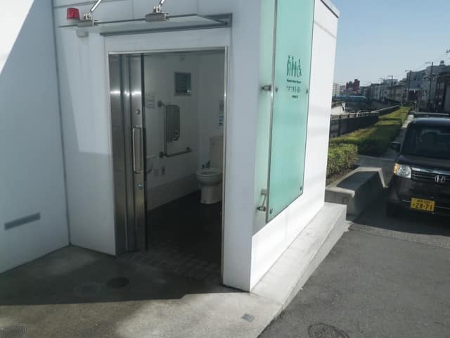 京成橋際 のトイレ入口写真