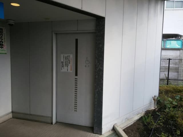 押上駅前自転車駐車場内 のトイレ入口写真