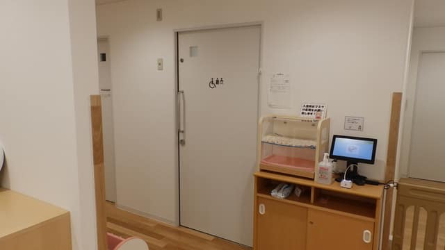 両国子育てひろば保育室 のトイレ入口写真