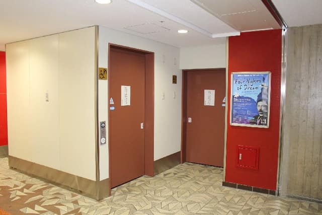 東京文化会館 のトイレ入口写真