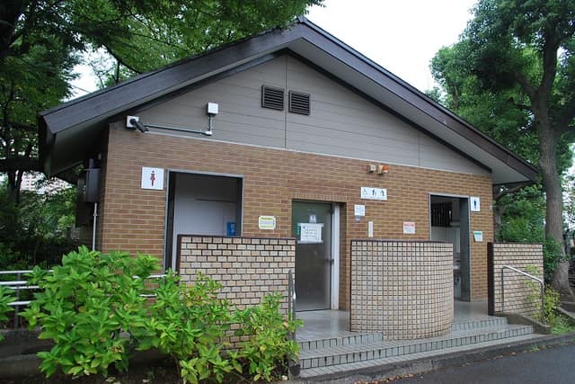 谷中霊園 のトイレ入口写真
