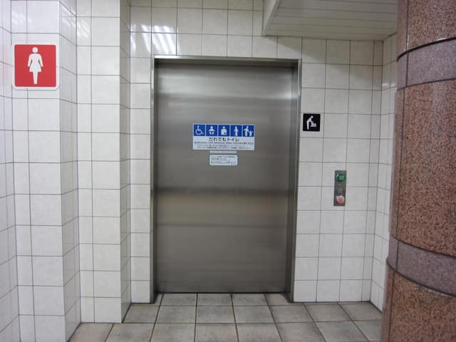 都営浅草線浅草駅 のトイレ入口写真