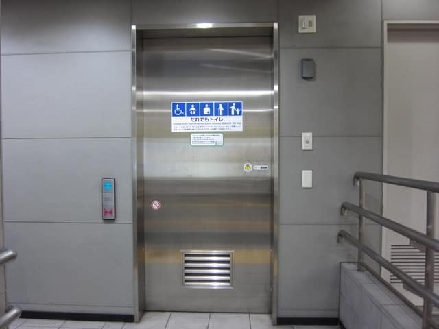 都営浅草線蔵前駅 のトイレ入口写真