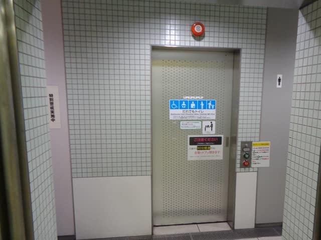 都営大江戸線上野御徒町駅 のトイレ入口写真