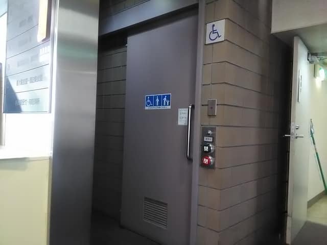 南部区民事務所(寿区民館) のトイレ入口写真