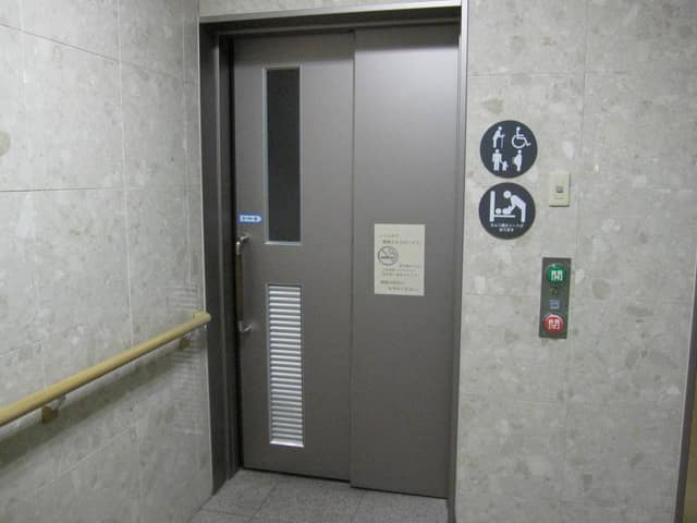 台東地区センター(台東一丁目区民館、台東こども家庭支援センター、たいとう地域包括支援センター) のトイレ入口写真