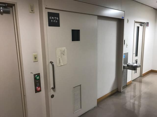 石浜図書館 のトイレ入口写真