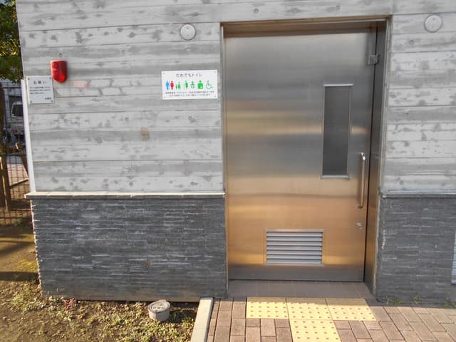 日本堤公園 のトイレ入口写真
