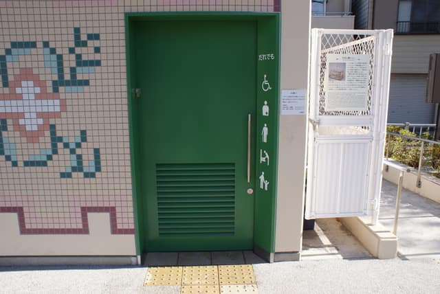 石浜公園 のトイレ入口写真