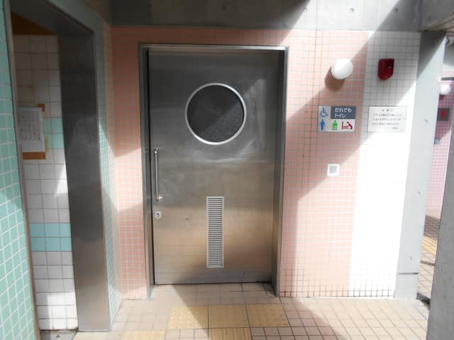 精華公園 のトイレ入口写真