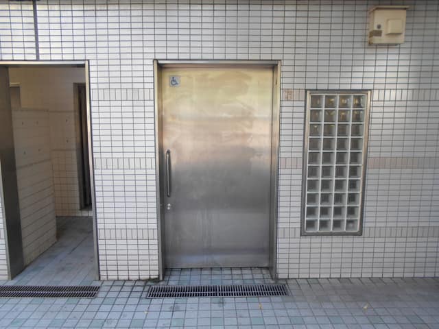 松葉公園 のトイレ入口写真