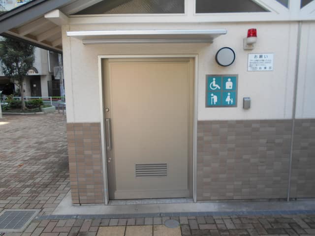 入谷南公園 のトイレ入口写真