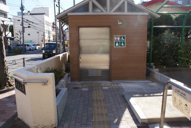 根岸公園 のトイレ入口写真