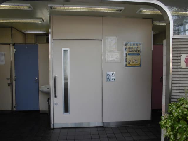 寛永寺前公衆トイレ のトイレ入口写真