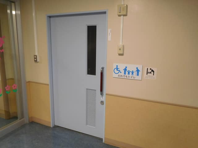 寿子ども家庭支援センター のトイレ入口写真