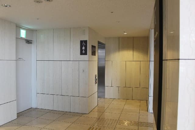 東京芸術劇場 のトイレ入口写真