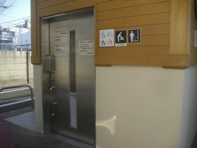 染井霊園 のトイレ入口写真