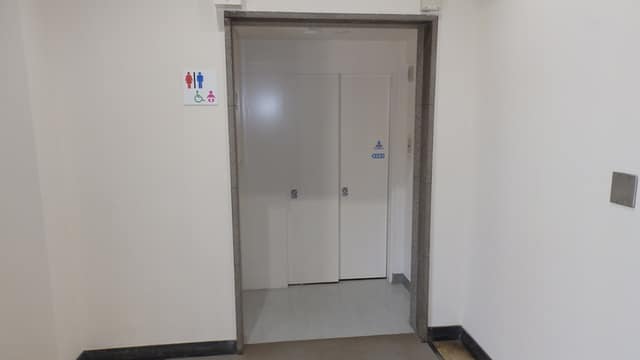 雑司ヶ谷霊園 のトイレ入口写真