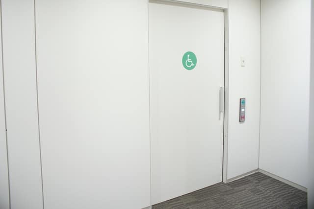 豊島区役所本庁舎 のトイレ入口写真