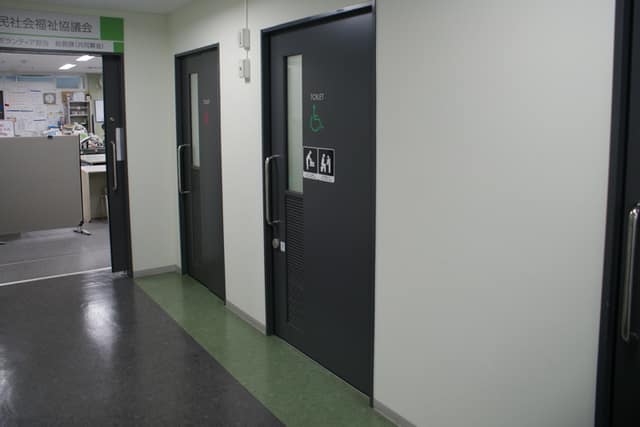 豊島区役所東池袋分庁舎 のトイレ入口写真