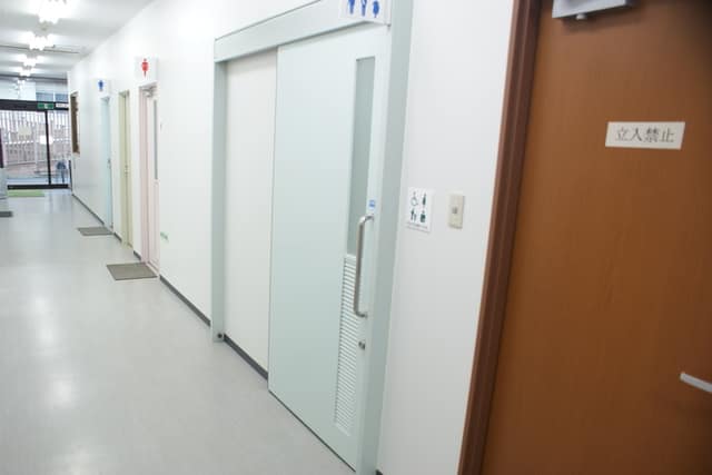 西部区民事務所 のトイレ入口写真