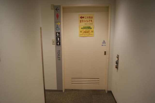 中央図書館 のトイレ入口写真