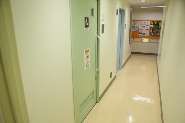 千早図書館 のトイレ入口写真
