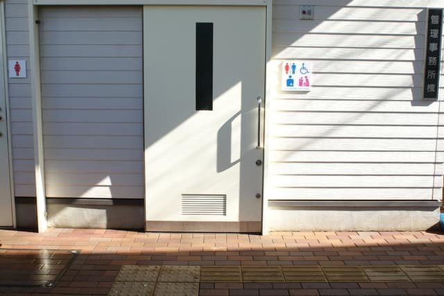 雑司が谷旧宣教師館 のトイレ入口写真