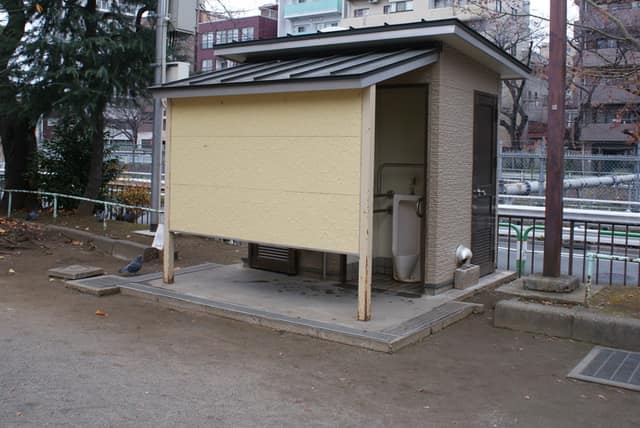 江戸橋公園 のトイレ入口写真