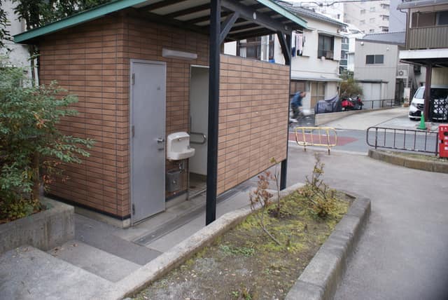西巣鴨公園 のトイレ入口写真
