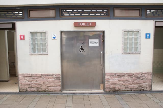 池袋駅前公園 のトイレ入口写真