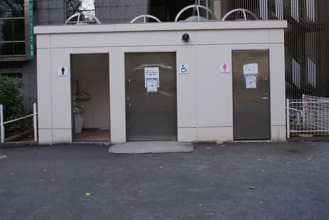 東池袋公園 のトイレ入口写真