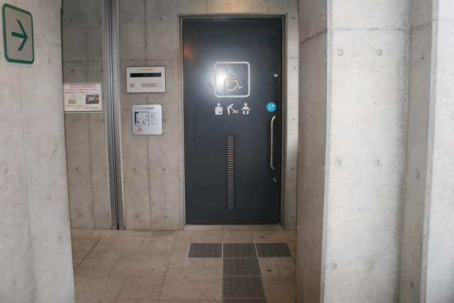南池袋公園 のトイレ入口写真