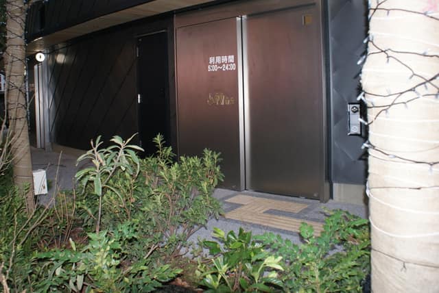 池袋西口公園 のトイレ入口写真