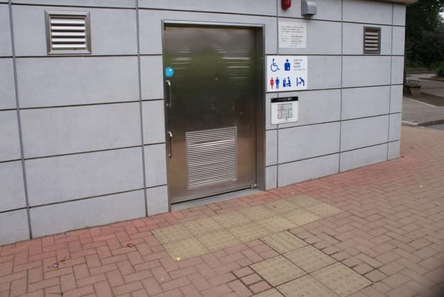 池袋本町公園 のトイレ入口写真