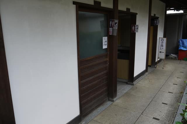 目白庭園 のトイレ入口写真