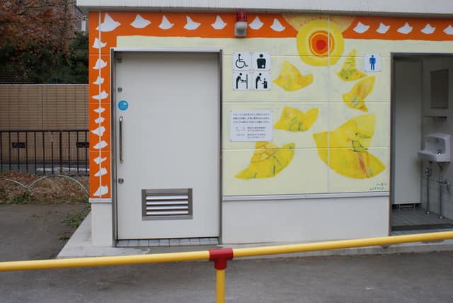朝日公園 のトイレ入口写真