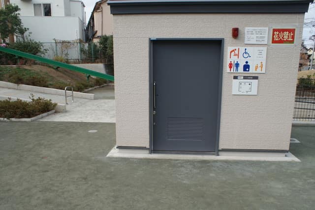 雑司が谷公園 のトイレ入口写真