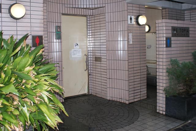 池袋駅北口前公衆便所 のトイレ入口写真