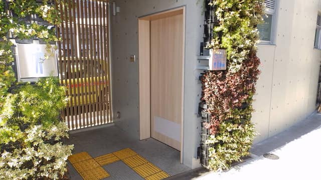大塚駅前公衆便所 のトイレ入口写真